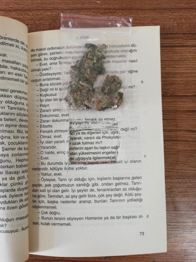Tekirdağ'da içine esrar gizlenmiş kitabı kargodan almaya gelen kişiye gözaltı
