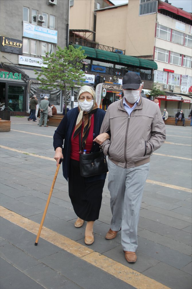Karadeniz'de 65 yaş ve üzeri vatandaşlar güzel havanın tadını çıkardı