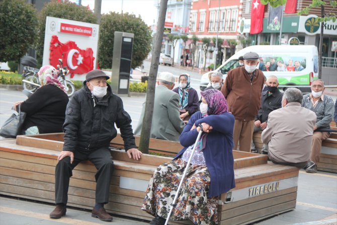 Karadeniz'de 65 yaş ve üzeri vatandaşlar güzel havanın tadını çıkardı