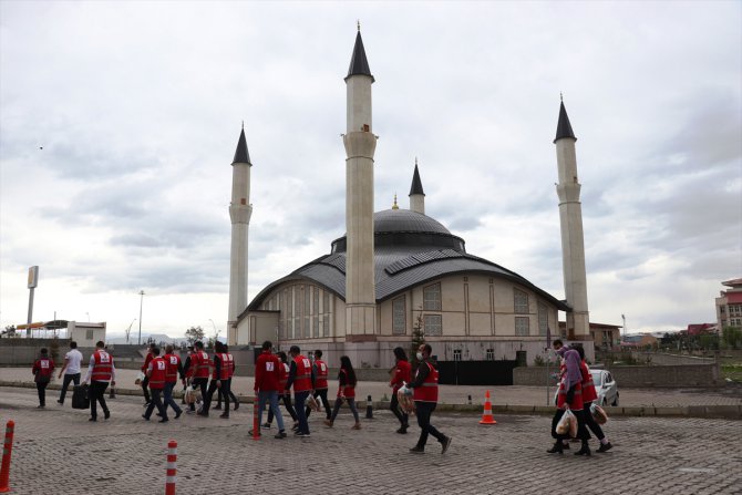 Ağrı'da Türk Kızılay gönüllüleri bayramı evde geçiren çocukları eğlendirdi