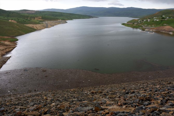 Kullandığı iş makinesiyle Alparslan-2 Barajı göletine düşen operatör kayboldu