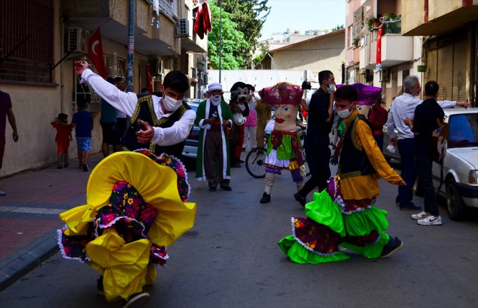 Mersin'de "evde kalan" vatandaşlar için sokakta bayram etkinliği