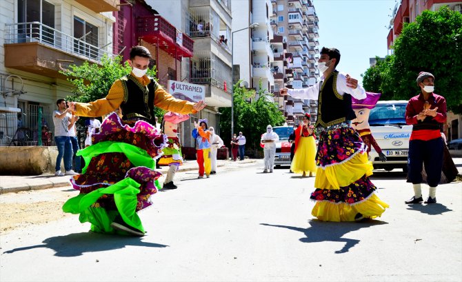 Mersin'de "evde kalan" vatandaşlar için sokakta bayram etkinliği