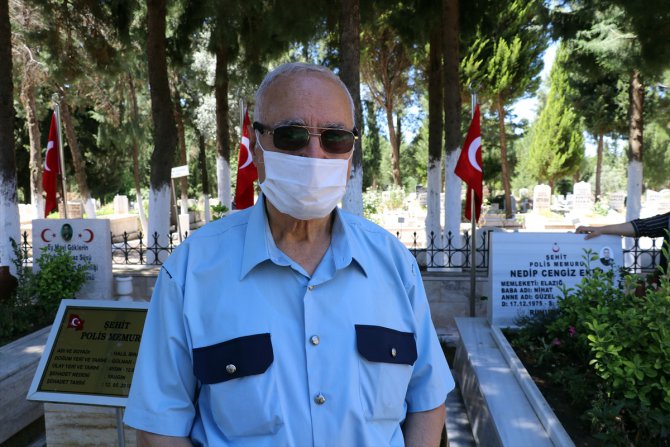Şehit oğlunun polis kıyafetini giyerek mezarını ziyaret etti
