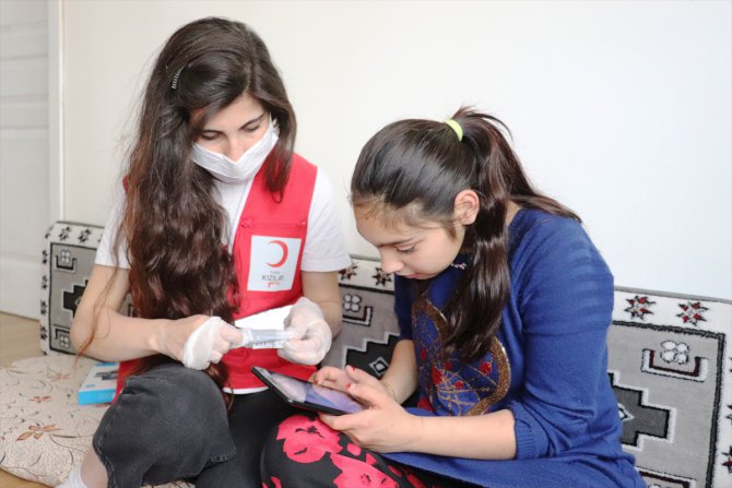 Türk Kızılay gönüllülerinden epilepsi hastası Elifnur'a bayram hediyesi sürprizi