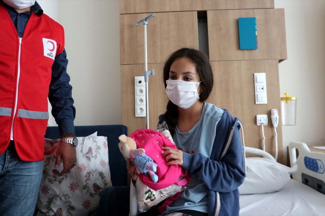 Türk Kızılaydan hastanedeki çocuklara bayram hediyesi