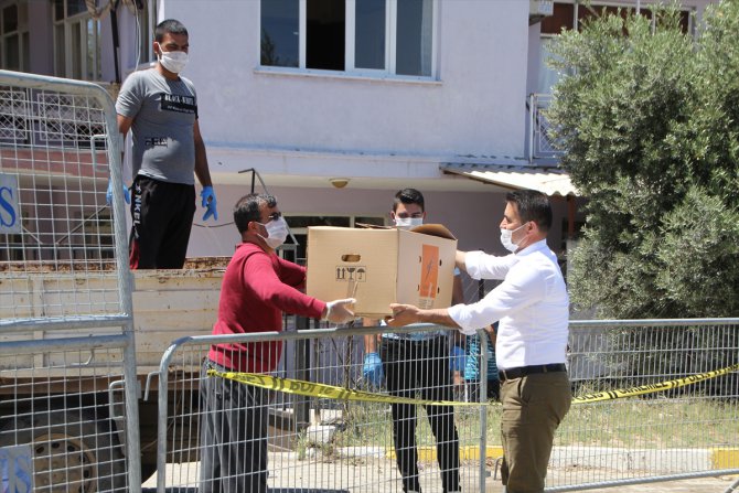 Antalya'da karantinadaki mahalle sakinlerine ekmek dağıtıldı