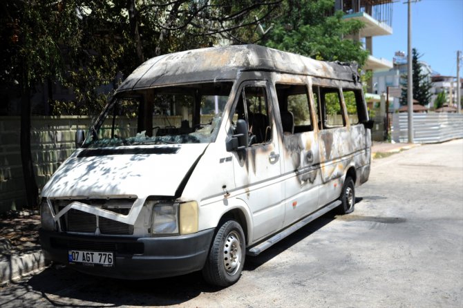 Antalya'da park halindeyken yanan minibüsün kundaklandığı iddia edildi