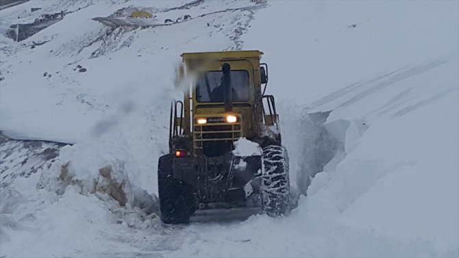 Bayburt'ta kardan kapanan 2 köy ile 2 yayla yolu açıldı