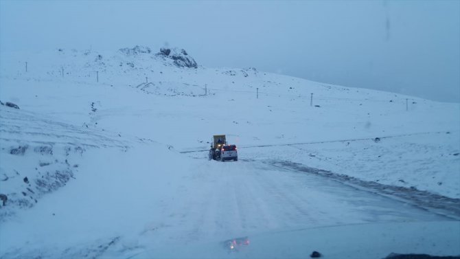 Bayburt'ta kardan kapanan 2 köy ile 2 yayla yolu açıldı