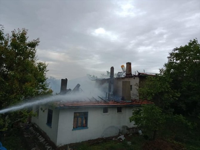 Çankırı'daki yangında iki ev kullanılamaz hale geldi