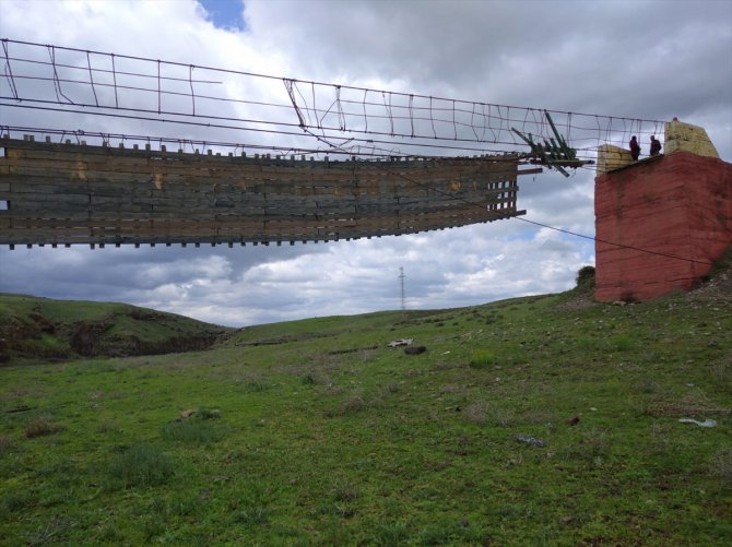 Kars'ta 110 metrelik asma köprü, şiddetli rüzgar nedeniyle yıkıldı