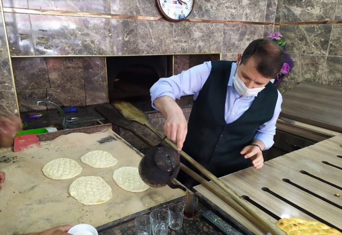 Sivas Valisi Salih Ayhan pide fırınında ekmek pişirdi