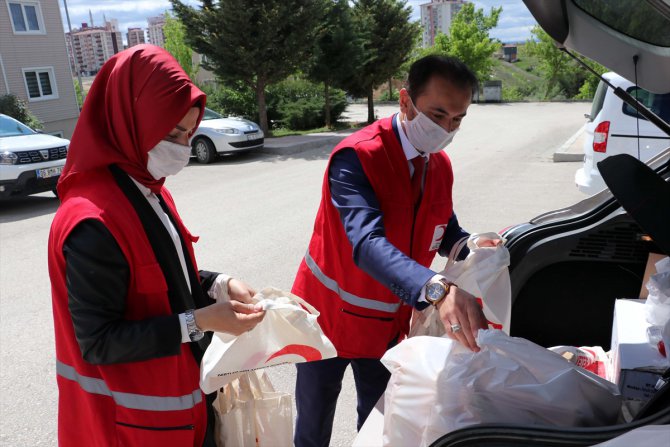 Türk Kızılay gönüllüleri kapı kapı dolaşıp 20 bin maske ile çekme helva dağıttı