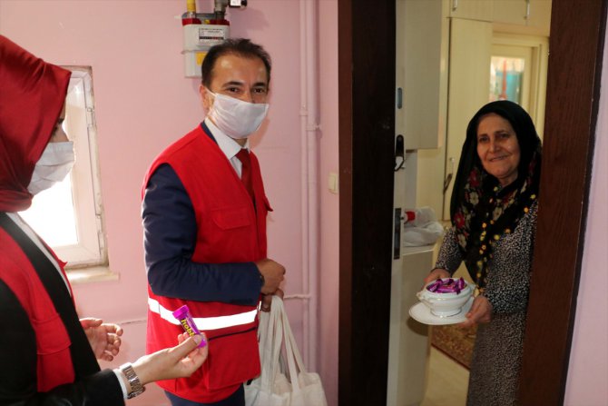 Türk Kızılay gönüllüleri kapı kapı dolaşıp 20 bin maske ile çekme helva dağıttı