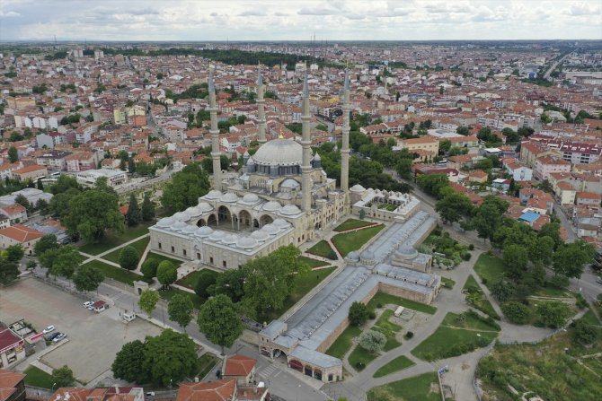 Cuma namazıyla ibadete açılacak Selimiye Camisi dezenfekte edildi