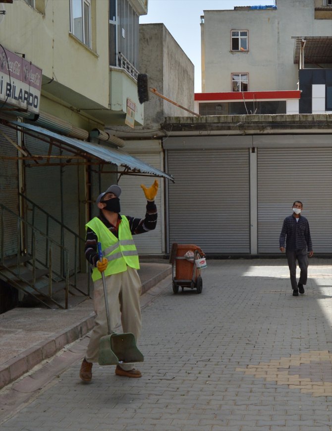 Gaziantep'te çalışırken şarkı söyleyip dans eden temizlik işçisi vatandaşı güldürüyor