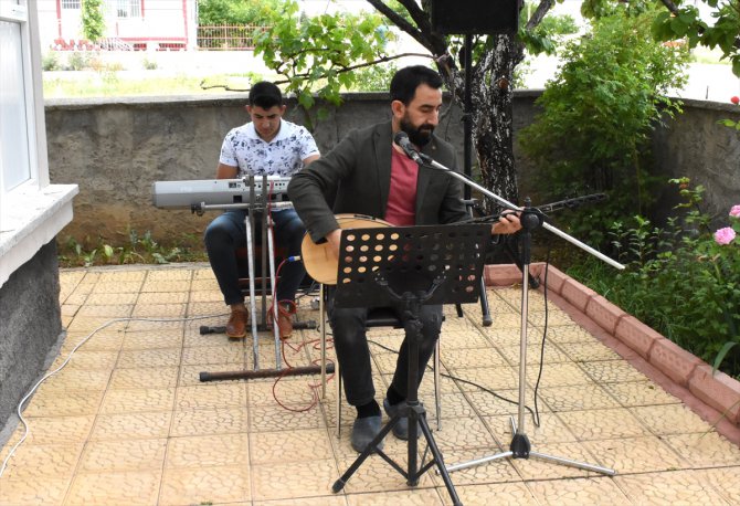 Kırşehir'de sokağa çıkamayan mahalle sakinleri konserle eğlendi