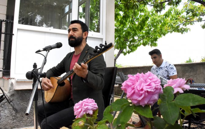 Kırşehir'de sokağa çıkamayan mahalle sakinleri konserle eğlendi
