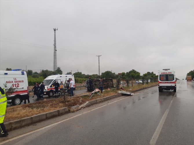 Manisa'da tarım işçilerini taşıyan minibüs devrildi: 15 yaralı