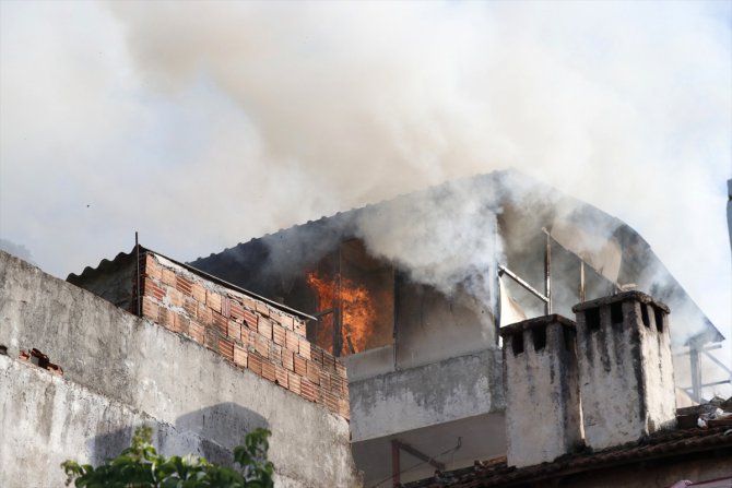 Muğla'da bir ev yanarak kullanılamaz hale geldi