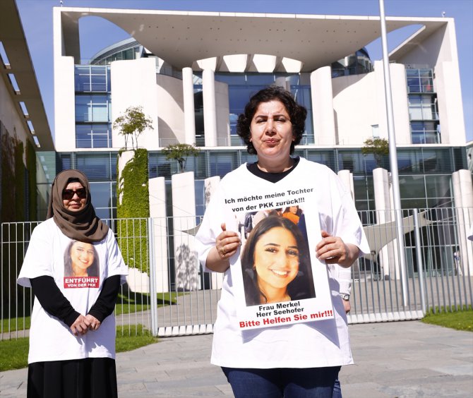 Almanya'da kızı PKK tarafından kaçırılan anne başbakanlık önünde eylem yaptı