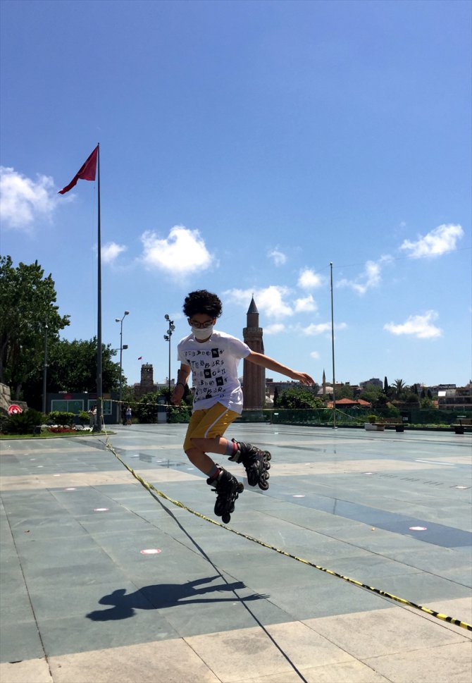 Antalya, Muğla, Isparta ve Burdur'da çocuklar güneşli havada gönüllerince eğlendi