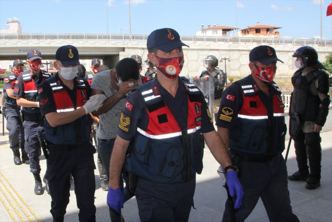 Antalya'da husumetli iki grup arasında çıkan kavgada biri ağır, 4 kişi yaralandı
