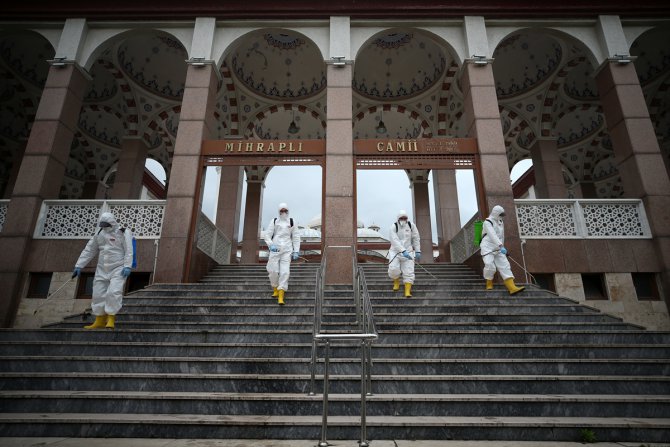 "Osmanlı Payitahtı"nı süsleyen camilerde yeniden cemaatle ibadet hazırlığı