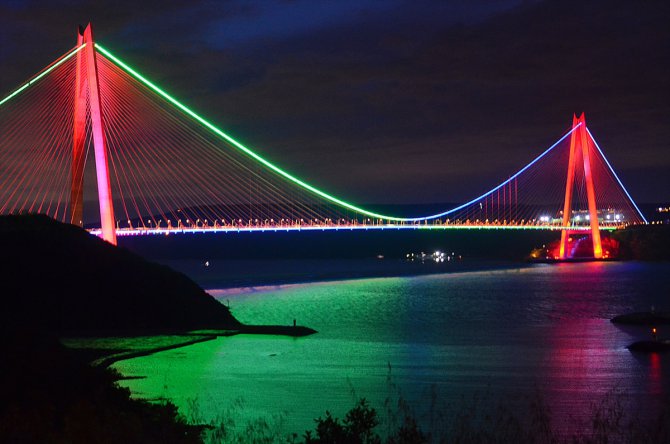 İstanbul'un köprüleri, Azerbaycan bayrağı renklerine büründü