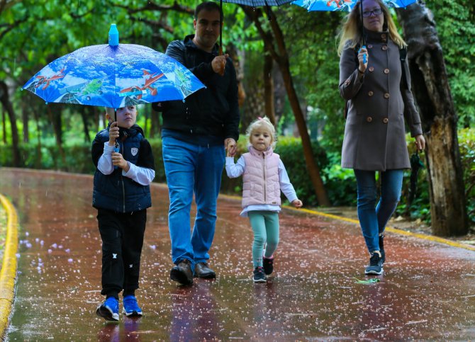 İzmirli çocuklar yağışa rağmen parklara koştu