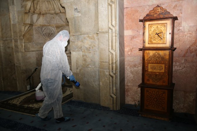 Kayseri ve Yozgat'ta cuma namazıyla ibadetin başlayacağı camiler dezenfekte ediliyor