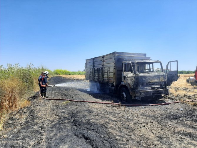 Mersin'de buğday yüklü kamyon alev aldı