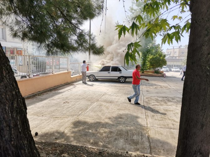 Osmaniye'de adliye bahçesinde yanan otomobili itfaiye söndürdü