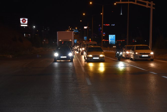 Sokağa çıkma kısıtlamasının bitmesiyle Kırıkkale-Ankara kara yolunda trafik yoğunluğu başladı