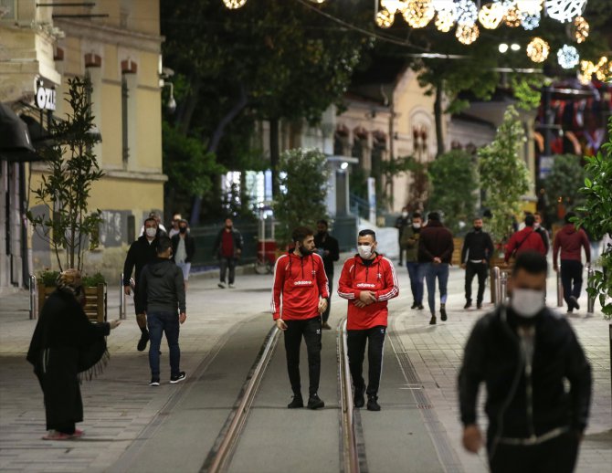 İstanbul'da sokağa çıkma kısıtlamasının bitmesiyle hareketlilik başladı