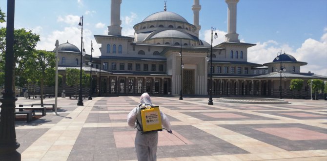 Ankara'da dezenfekte edilen camilerde tek kullanımlık seccade ve maske dağıtılacak