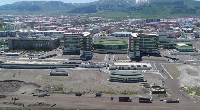 Erzurum Şehir Hastanesi çevre düzenlemeleri sürüyor
