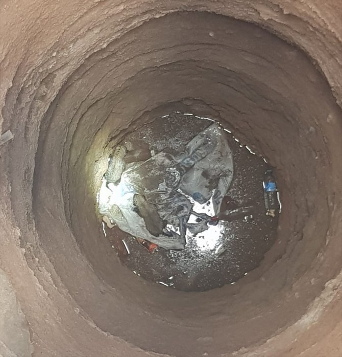 Konya'da su kuyusuna atılan köpek yavrularını itfaiye kurtardı