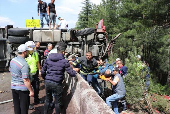 Adana'da devrilen patates yüklü tırın sürücüsü yaralandı