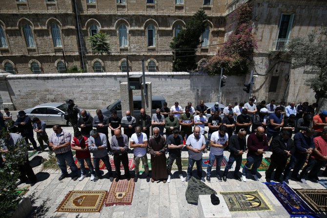 Filistinliler cuma namazını Mescid-i Aksa'nın kapılarında kıldı