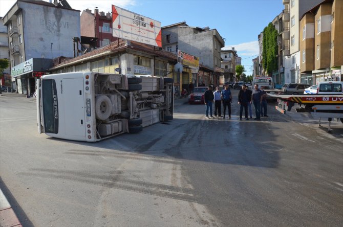 Karaman'da işçi servisiyle ticari taksi çarpıştı: 11 yaralı