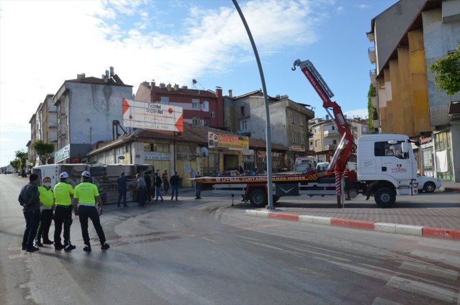 Karaman'da işçi servisiyle ticari taksi çarpıştı: 11 yaralı