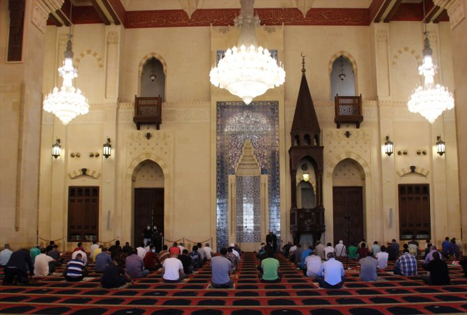 Lübnan'da yeniden açılan camilerde cuma namazı kılındı