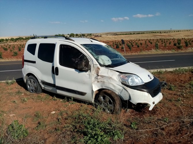 Şanlıurfa'da hafif ticari araç refüje çarptı: 3 yaralı