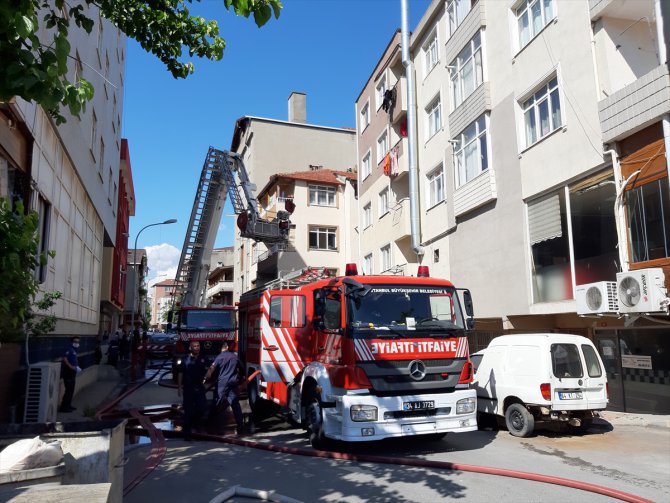 Tuzla'da 3 katlı apartmanın çatısında çıkan yangın söndürüldü