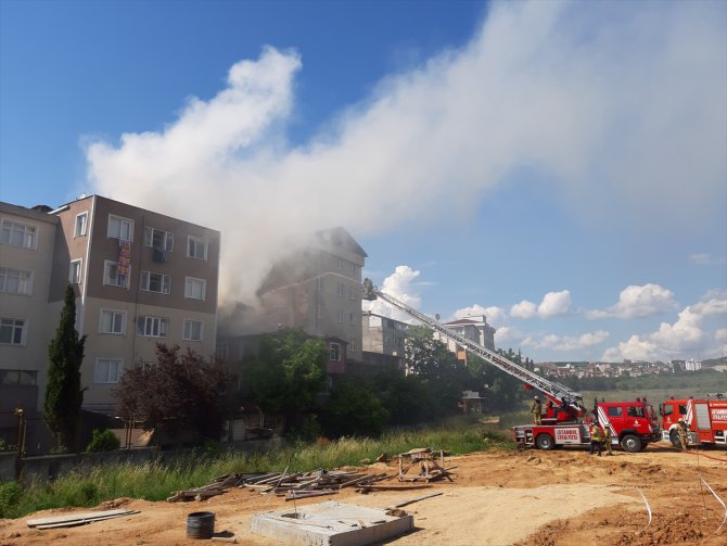 Tuzla'da 3 katlı apartmanın çatısında çıkan yangın söndürüldü