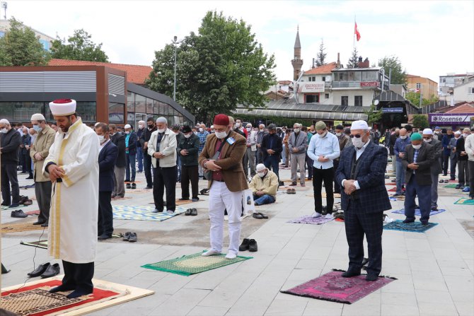 Vatandaşlar cami avluları, pazaryerleri ve statta cuma namazı kıldı