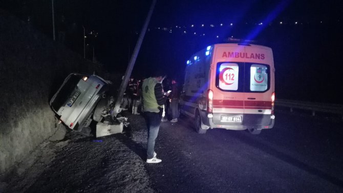 Zonguldak'ta aydınlatma direğine çarpan otomobildeki 4 kişi yaralandı