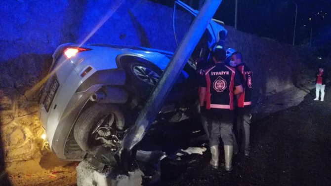 Zonguldak'ta aydınlatma direğine çarpan otomobildeki 4 kişi yaralandı
